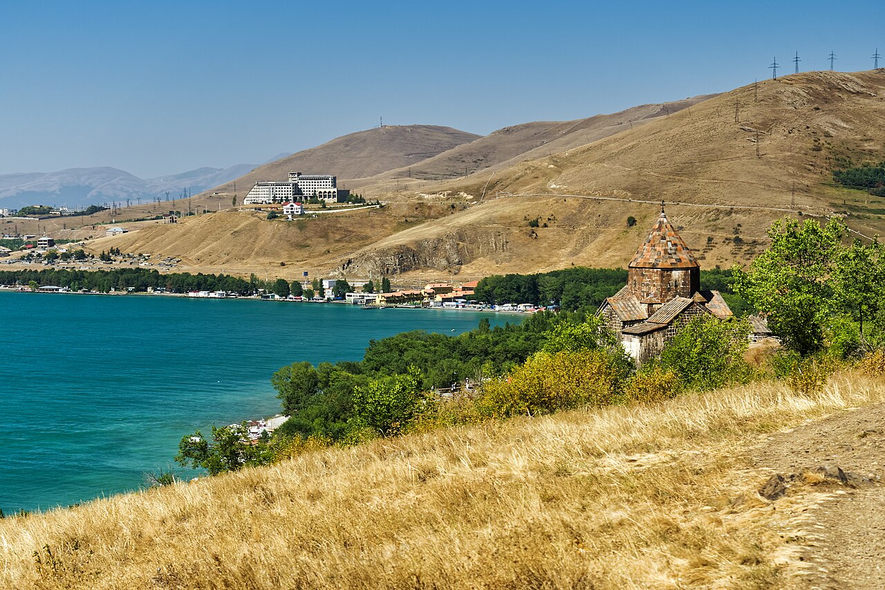 صومعه سوانوانک در کنار دریاچه سوان؛ سفر توریستی به ارمنستان
