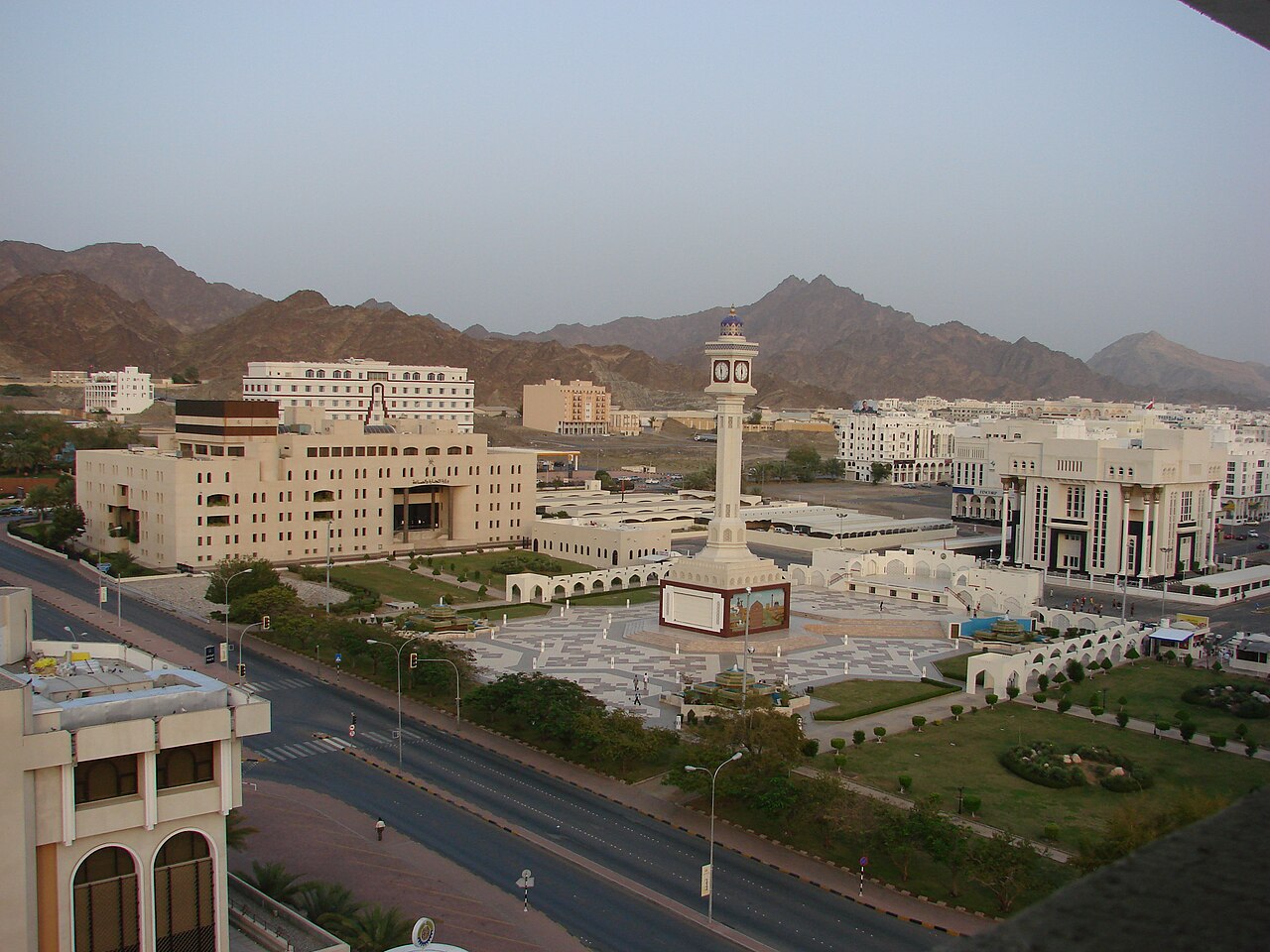 منطقه تجاری مرکزی مسقط؛ کار در عمان