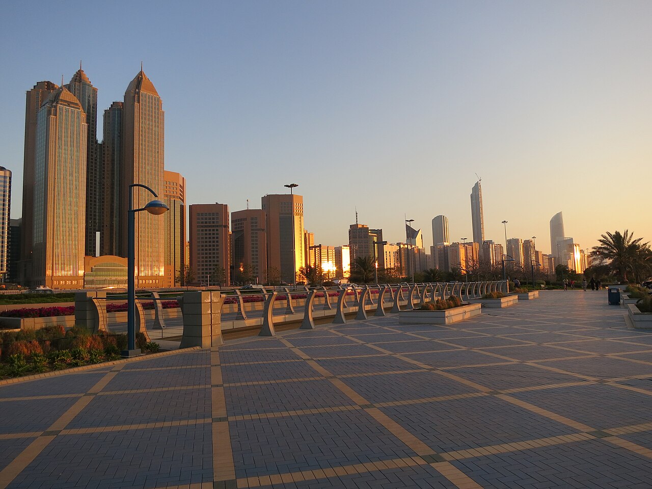 خط آسمان ابوظبی از خیابان کورنیش؛ کار در امارات